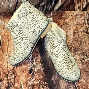 Cat & Jack Animal print booties size 10 in worn condition w/zippers